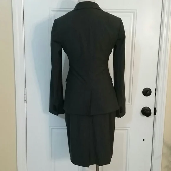 Banana Republic sizes: Jacket 6. Skirt 4 - Picture 6 of 16